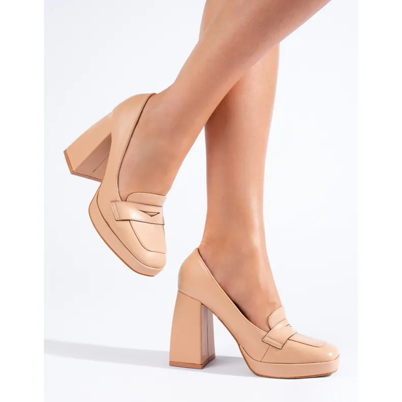 Beige laarsjes met een dik blok van Shelovet